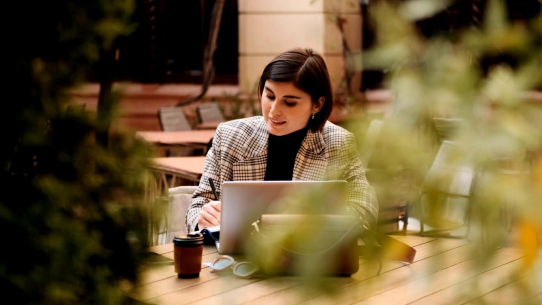Estudiantes trabajando con herramientas financieras digitales
